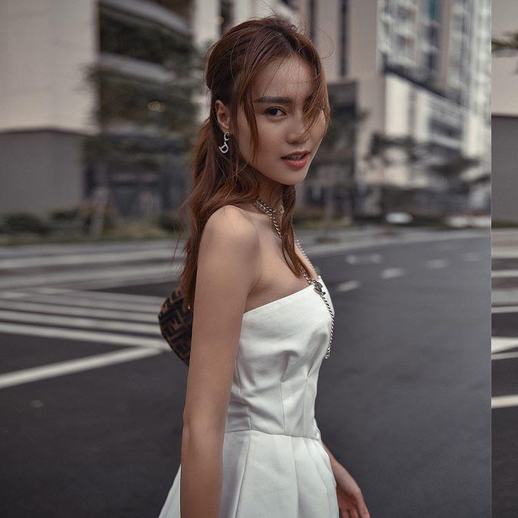 Khoe body mướt mát, Lan Ngọc bị dân tình hỏi thẳng amp;#34;chị có đặt túi ngực không?amp;#34; - 8
