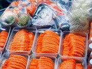 Tiêu dùng - Hải sản nhà giàu giá "siêu rẻ", muốn ăn phải canh giờ để mua