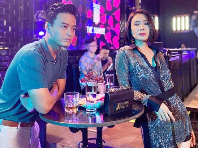 Hồng Đăng sưng mặt đứng trông túi cho Hồng Diễm dẩy đầm, Mạnh Trường hỏi câu cười té ghế