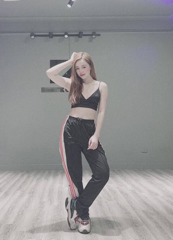 Khoe dáng nuột nà lên MXH, “Ngọc Đừng bắt em phải quên” bị soi ngay vòng 1 khiêm tốn - 2