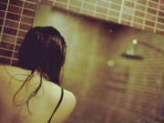 Tin tức - Tới ký túc xá của bạn trai chơi, cô gái hốt hoảng phát hiện thứ trong nhà tắm