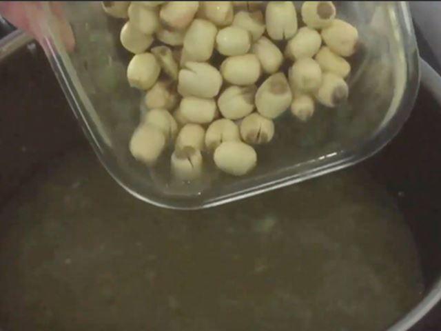 3 cách nấu cháo tôm hạt sen nóng hổi bổ dưỡng cho bé - 6