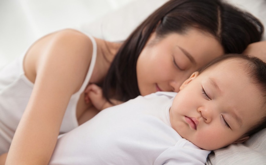 Trẻ sơ sinh vừa bế ngủ đặt xuống giường lại khóc có 7 lý do, loại thứ 6 là bệnh - 9