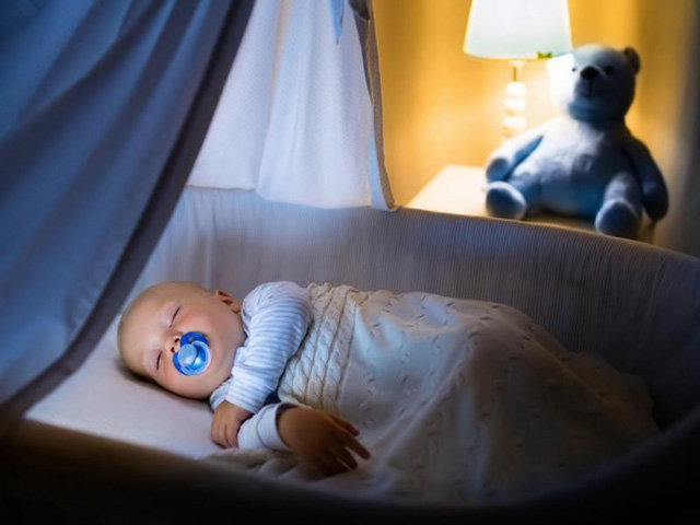 Trẻ sơ sinh vừa bế ngủ đặt xuống giường lại khóc có 7 lý do, loại thứ 6 là bệnh - 8