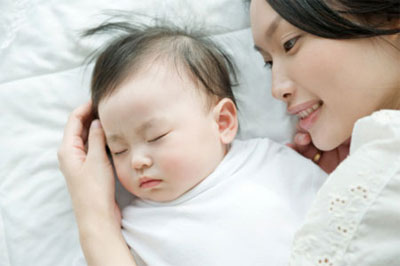 Trẻ sơ sinh vừa bế ngủ đặt xuống giường lại khóc có 7 lý do, loại thứ 6 là bệnh - 2