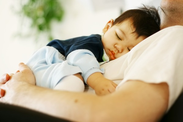 Trẻ sơ sinh vừa bế ngủ đặt xuống giường lại khóc có 7 lý do, loại thứ 6 là bệnh - 6