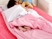 Làm mẹ - Thuê giúp việc trẻ măng, mẹ sửng sốt vì con trai hay đòi đi ngủ sớm, xem camera vỡ lẽ