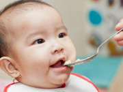 Làm mẹ - 3 cách nấu cháo tôm hạt sen nóng hổi bổ dưỡng cho bé