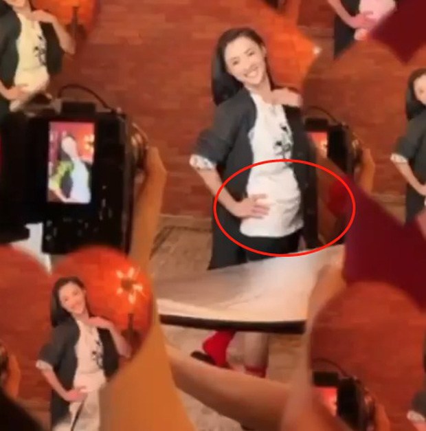 Ngôi sao 24/7: Trương Bá Chi mặc áo bó, ai cũng chăm chăm nhìn vòng 2 nhô cao thấy rõ - 2