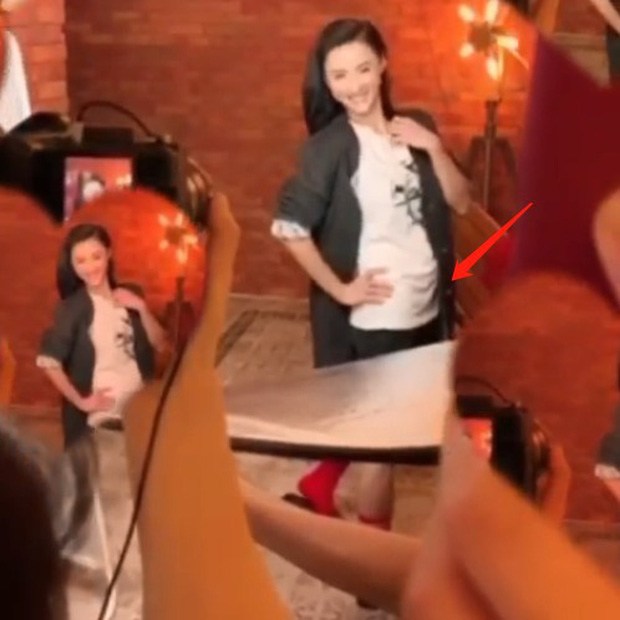 Ngôi sao 24/7: Trương Bá Chi mặc áo bó, ai cũng chăm chăm nhìn vòng 2 nhô cao thấy rõ - 3