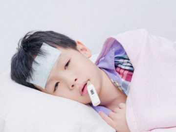 Trẻ bị viêm họng cấp sốt mấy ngày, có nên đưa đi viện không?