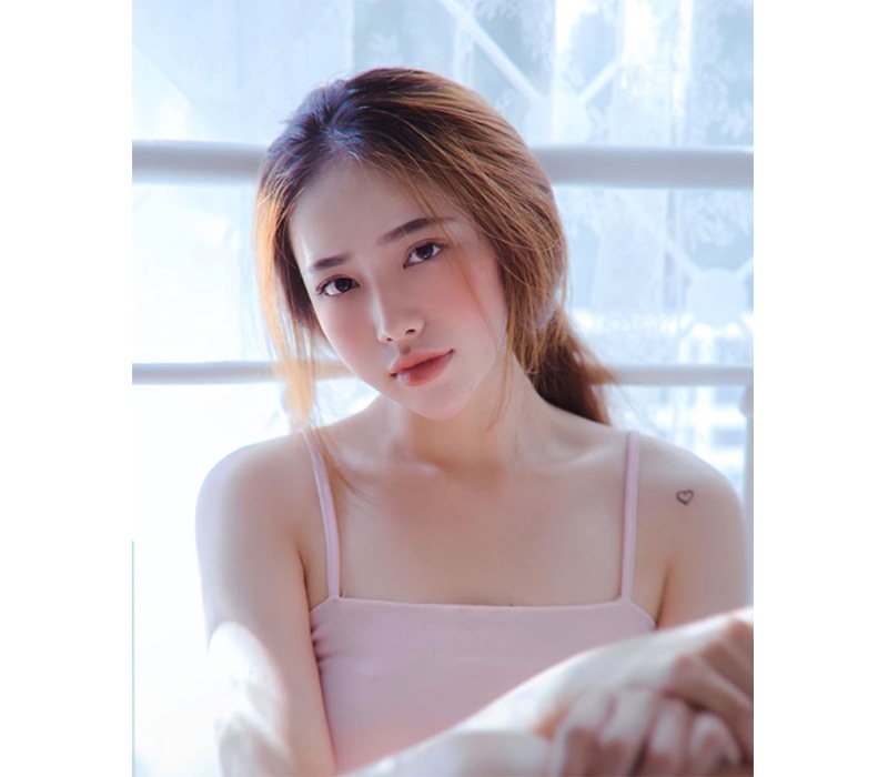 Không sở hữu trang cá nhân với lượng theo dõi khủng nhưng Hoàng Mai vẫn được biết tới là hot girl nhận được không ít sự quan tâm của cư dân mạng Việt. 
