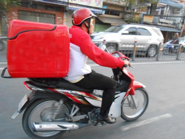 Shipper giao hàng đến tận cửa phòng ngủ, cô gái hoảng hốt khi được hỏi: Có mặc áo ngực không?