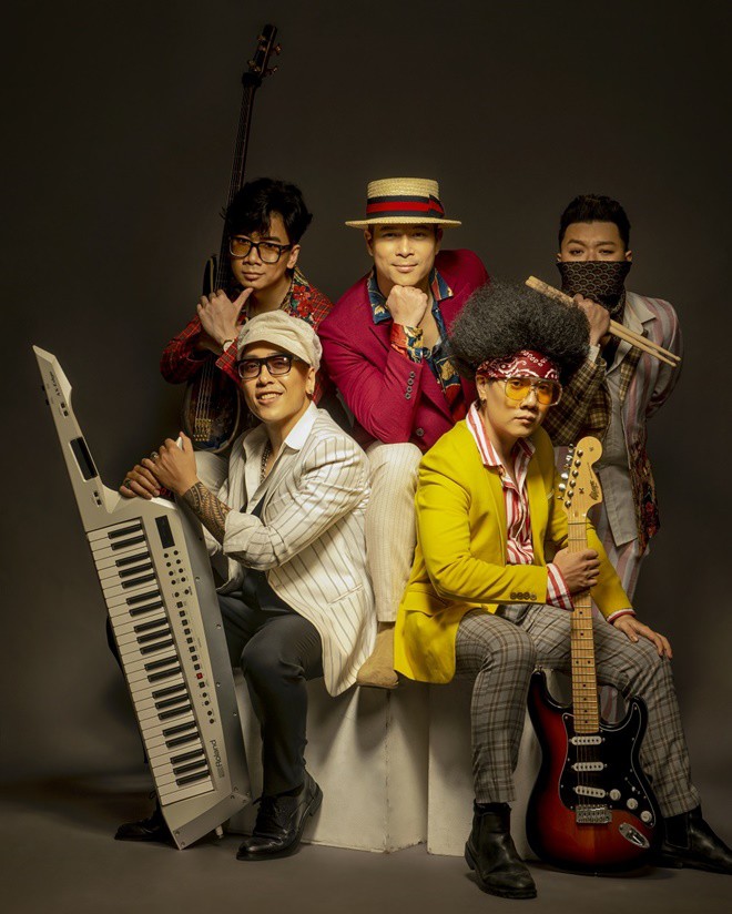 Trương Thế Vinh hé lộ hình ảnh mới bảnh bao, gây tò mò với ban nhạc mang tên amp;#34;Voi Biểnamp;#34; - 1