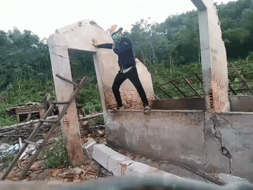 Diễn màn vận khí công làm đổ tường, nam thanh niên nhận cái kết gậy ông đập lưng ông