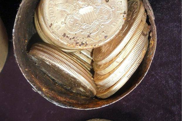 Cặp vợ chồng trở thành tỷ phú khi nhặt được 235 tỷ đồng trong lúc dắt chó đi dạo - 2