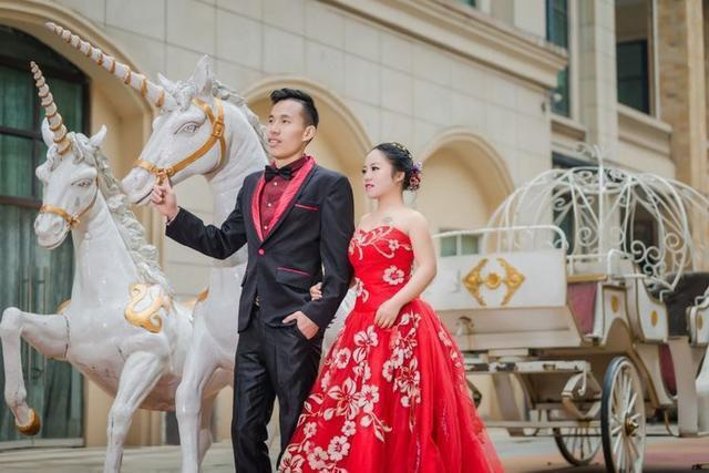 Cô dâu 1m2 từng được bố mẹ nuôi nhặt trong thùng rác, nhìn chú rể ai cũng bất ngờ - 5