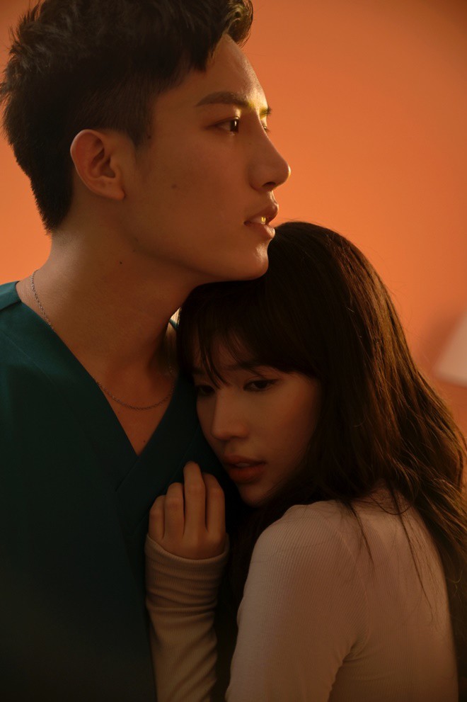 LyLy và Anh Tú tôn vinh những amp;#34;anh hùng thầm lặngamp;#34; chống COVID-19 trong MV mới - 8