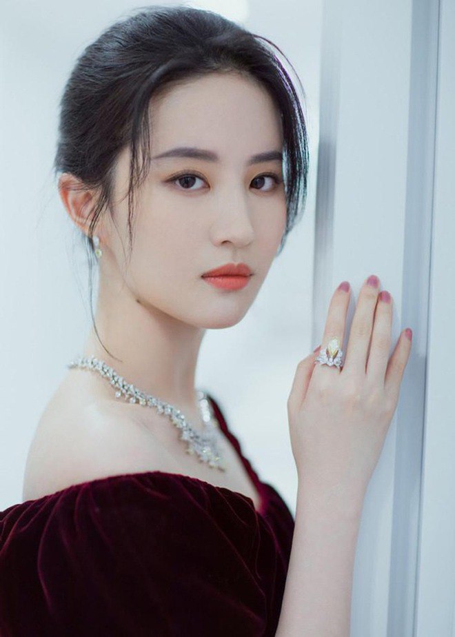 Ngôi sao 24/7: Mỹ nam Hàn như amp;#34;người khổng lồamp;#34; tại Cannes, phóng viên quốc tế khó amp;#34;dìmamp;#34; - 5