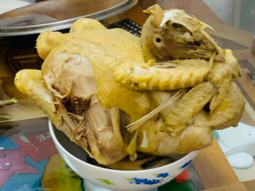 Làm cỗ cúng Rằm tháng 7, con dâu khiến nhà chồng "đứng hình" bởi luộc gà không biết mẹo này!