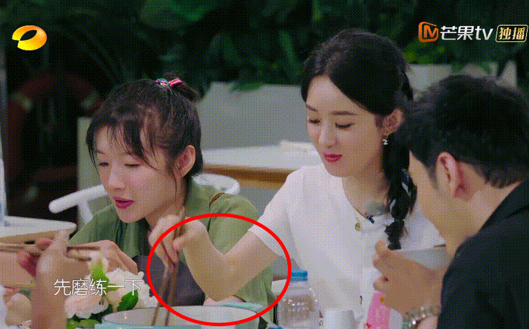 Bị chương trình amp;#34;gài bẫyamp;#34; chuyện ăn uống vô duyên, Triệu Lệ Dĩnh nổi đóa - 1