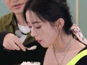 Giải trí - Bị chương trình "gài bẫy" chuyện ăn uống vô duyên, Triệu Lệ Dĩnh nổi đóa