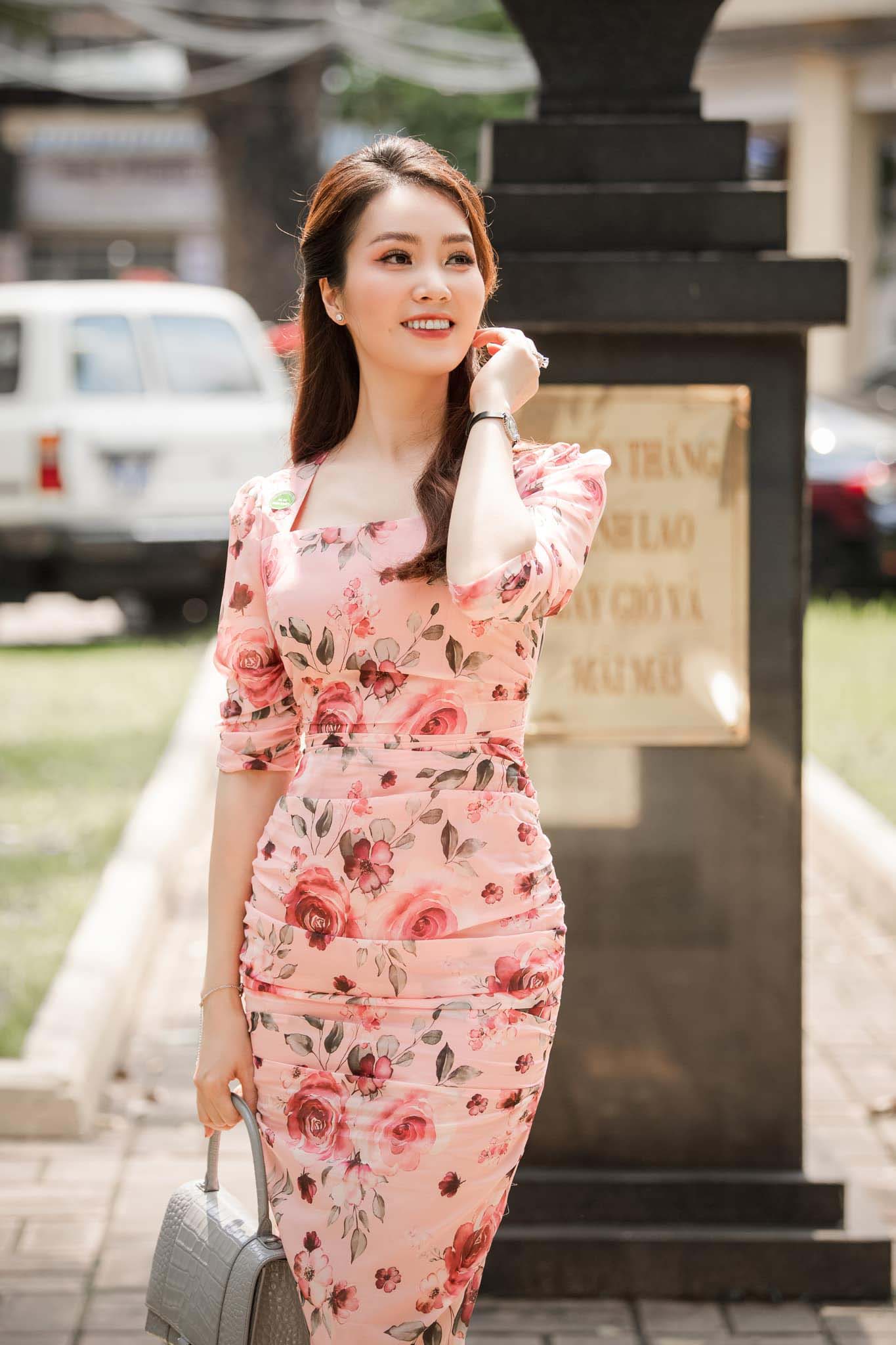 U40 vẫn diện váy hoa trẻ trung rạng ngời, BTV Thuỵ Vân không hổ danh hoa khôi nhà Đài - 1