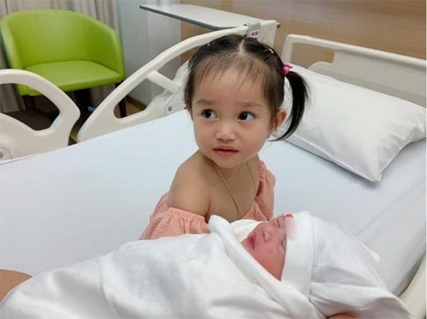 Con vừa ra đời 1 ngày, vợ Lê Dương Bảo Lâm da còn xanh tái ôm mặt khóc nức nở - 8