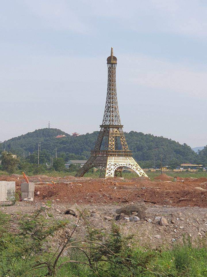 Xuất hiện tháp Eiffel ở Thanh Hóa, chưa xây xong dân mạng đã háo hức đi chụp ảnh - 2