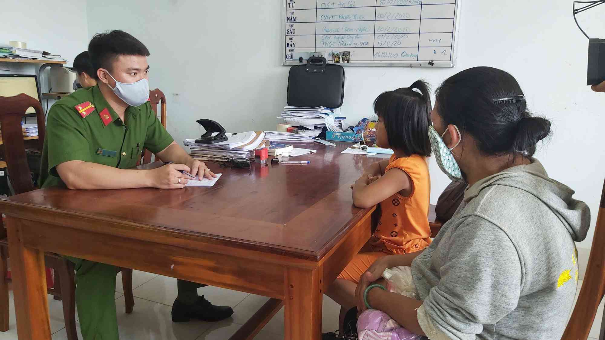 Mẹ và cậu ruột làm những chuyện amp;#34;động trờiamp;#34; với các con, cháu - 3