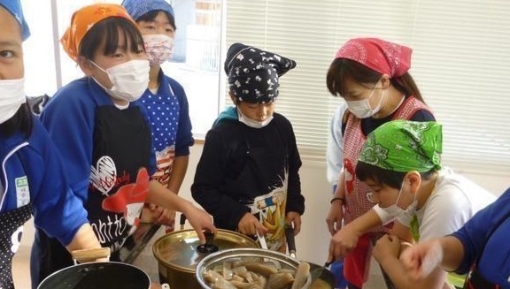 Bữa ăn trưa của trẻ em Nhật Bản được ca ngợi nhất thế giới, người trong cuộc lên tiếng - 1