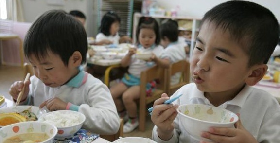 Bữa ăn trưa của trẻ em Nhật Bản được ca ngợi nhất thế giới, người trong cuộc lên tiếng - 4