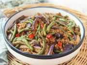 Bếp Eva - Thấy vợ cho cà tím, đậu đũa, thịt băm vào nấu chung tưởng không ngon mà ngon không tưởng