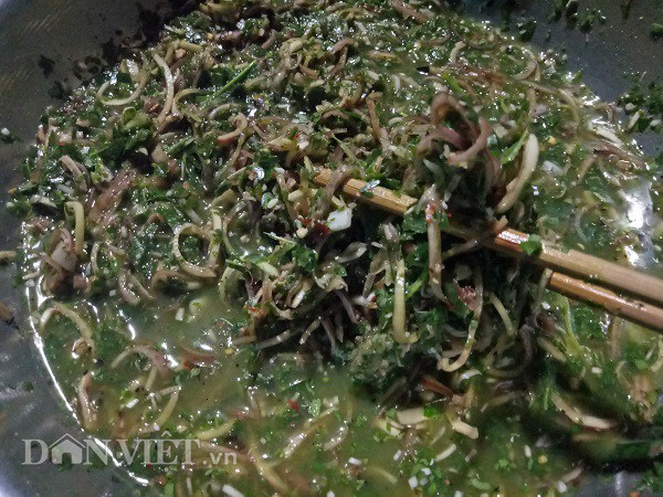 Các nguyên liệu phải được hòa trộn trước khi ăn cá nhảy.