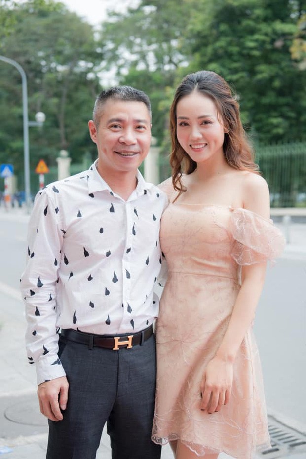 Công Lý bị nghi amp;#34;soiamp;#34; vòng 1 của nữ đồng nghiệp trẻ, bạn gái kém 15 tuổi bình luận ngay - 4