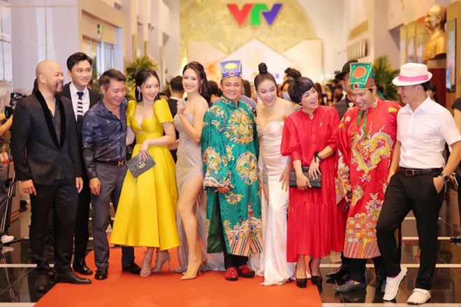 Công Lý bị nghi amp;#34;soiamp;#34; vòng 1 của nữ đồng nghiệp trẻ, bạn gái kém 15 tuổi bình luận ngay - 1