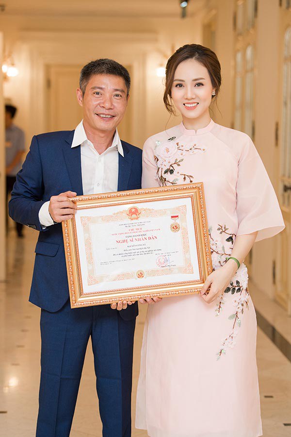 Công Lý bị nghi amp;#34;soiamp;#34; vòng 1 của nữ đồng nghiệp trẻ, bạn gái kém 15 tuổi bình luận ngay - 7