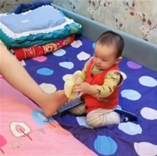 Bà mẹ cụt tay cho con ăn bằng chân, phản ứng của đứa trẻ làm nhiều người ngạc nhiên - 1