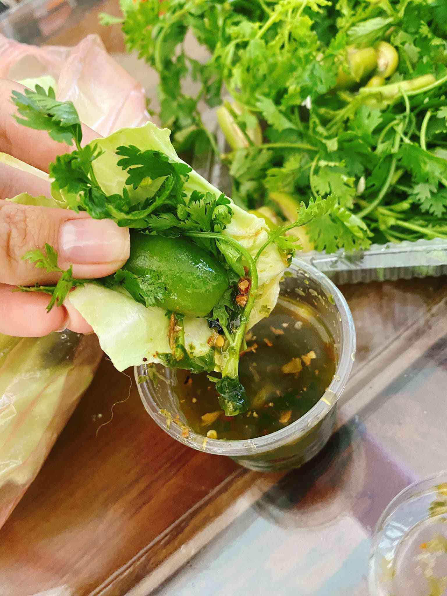 Dù đắt đỏ ngang hoa quả nhập ngoại nhưng nhiều chị em cũng không thể cầm lòng với món ăn dân dã này.