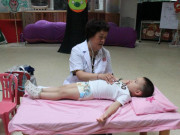 Làm mẹ - Con lùn nhất lớp, đi khám bác sĩ mắng té tát “Đừng đánh thức trẻ trước giờ này buổi sáng”