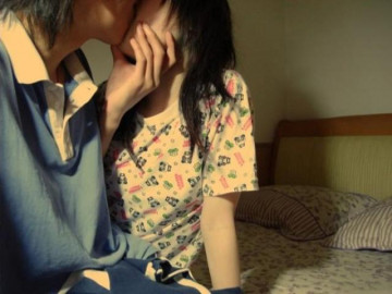 Đang hôn bạn gái đắm đuối, chàng trai bỗng phát hiện điều kinh hãi vội bắt người yêu đi khám