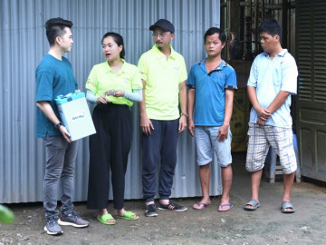 Nam Cường và vợ chồng Lâm Vỹ Dạ làm điều xúc động cho 2 anh em thiểu năng mất mẹ