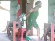 Tin tức - Người quay clip mẹ bạo hành bà ngoại nhưng không can ngăn có bị xử lý?