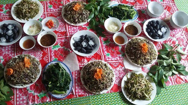 Trám đen thành đặc sản của địa phương được mang ra tiếp đãi khách quý.