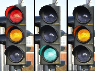 Vì sao đèn giao thông có 3 màu, giấy vệ sinh màu trắng, lốp xe lại màu đen?