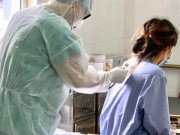 Tin tức - Cô gái ở Hà Nội nhiễm COVID-19 khi sang Pháp: 12 người ở Thạch Thất, Cầu Giấy phải điều tra