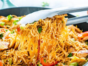 Bếp Eva - Xào mì, đừng chỉ luộc rồi đem xào ngay, thêm bước nữa mì không bao giờ dính nhau