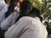 Làm mẹ - Học sinh làm chuyện táo bạo ngay giữa sân trường, cô giáo ra tay xử cả "anh" lẫn "chị"