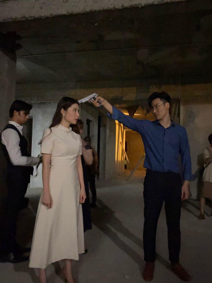 Tình Yêu Và Tham Vọng: Linh bị Phong chĩa súng vào đầu, quan trọng là thái độ của Minh - 1