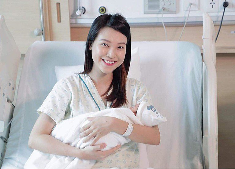 Xa chồng Tây, Hoàng Oanh phải ngồi xe lăn giữ thai, sau sinh bế con trào nước mắt - 1